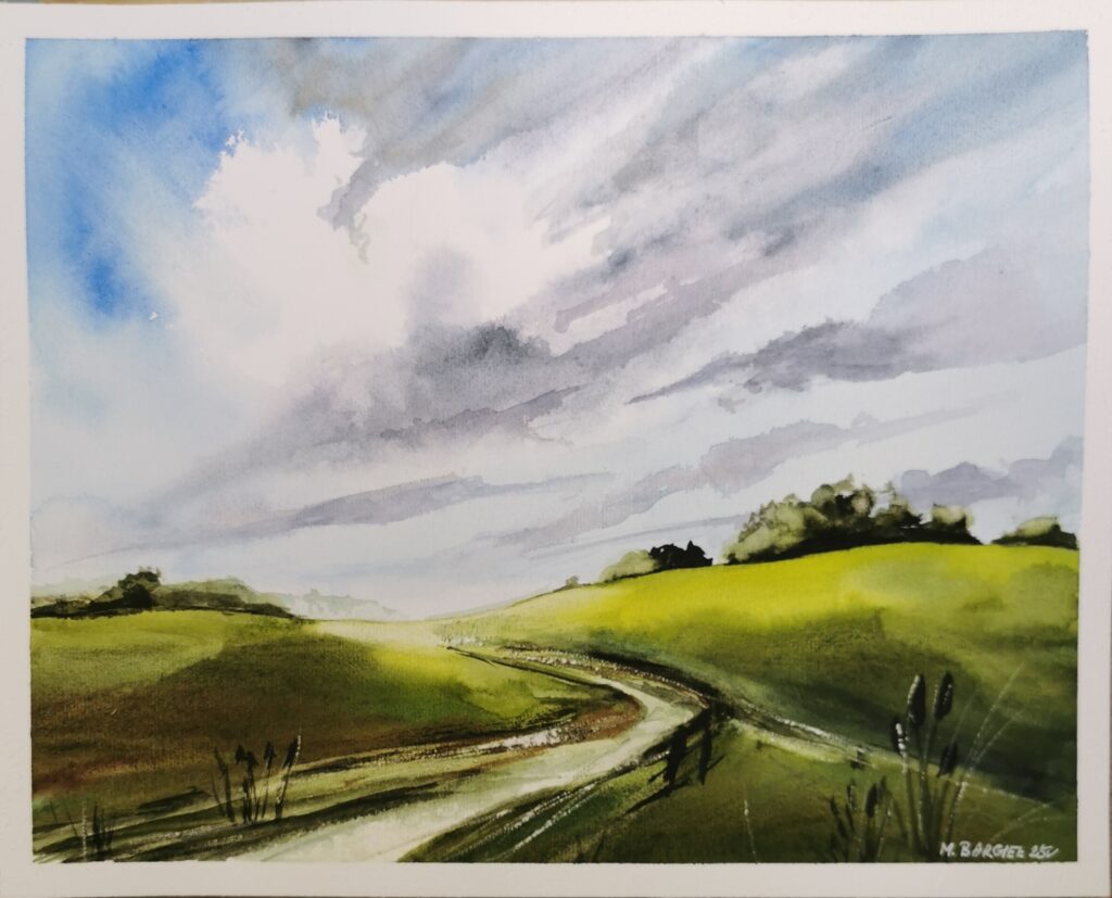 Aquarell einer hügeligen Landschaft mit Feldweg und dramatischem Himmel – Naturgemälde von Monika Bargieł.
