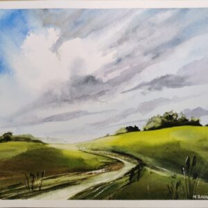 Aquarell einer hügeligen Landschaft mit Feldweg und dramatischem Himmel – Naturgemälde von Monika Bargieł.