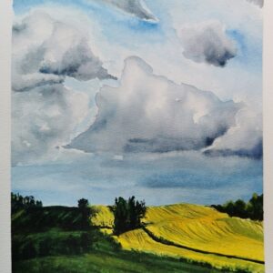 Aquarell einer weiten Landschaft mit gelbem Rapsfeld, dunklen Wolken und sanften Hügeln – Naturgemälde von Monika Bargieł.