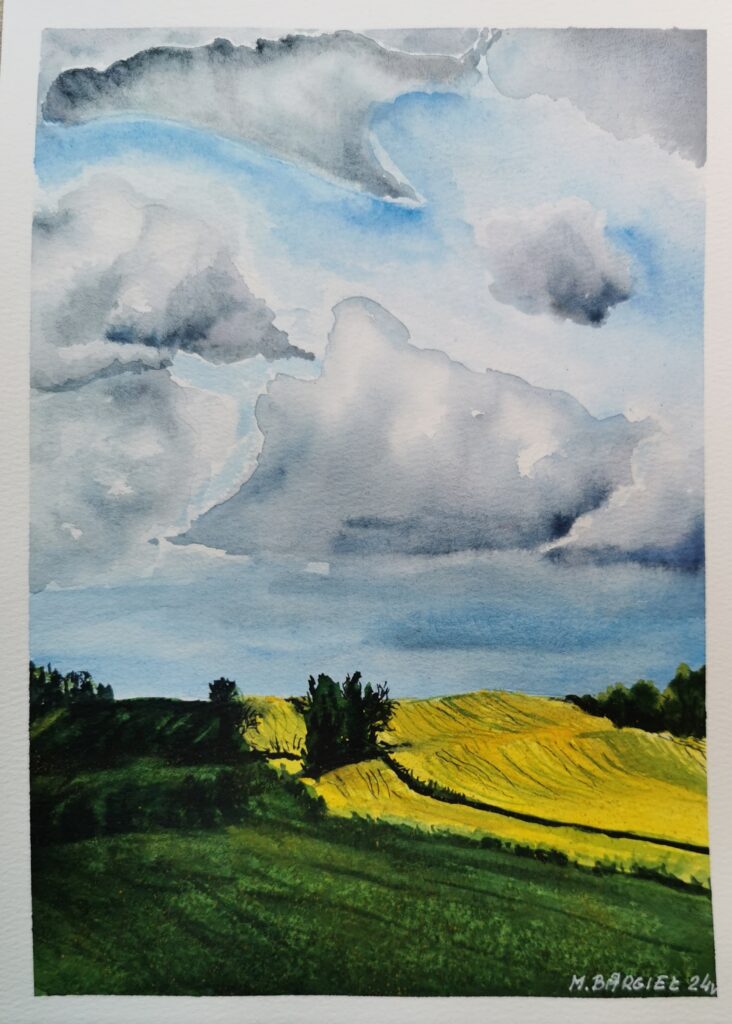 Aquarell einer weiten Landschaft mit gelbem Rapsfeld, dunklen Wolken und sanften Hügeln – Naturgemälde von Monika Bargieł.