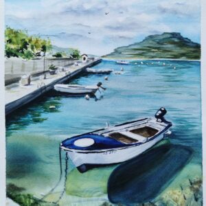 Aquarell einer ruhigen Küstenszene mit Booten am Kai und klarem, türkisfarbenem Wasser – maritimes Gemälde von Monika Bargieł.