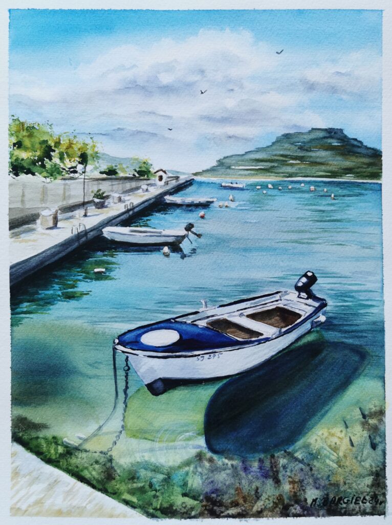 Aquarell einer ruhigen Küstenszene mit Booten am Kai und klarem, türkisfarbenem Wasser – maritimes Gemälde von Monika Bargieł.