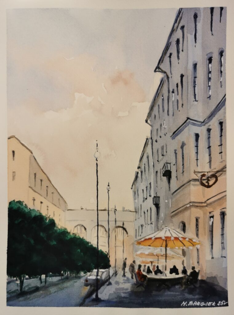 Aquarell einer stimmungsvollen Altstadtgasse mit Straßencafé, Bäumen und klassischer Architektur – Stadtansicht von Monika Bargieł.