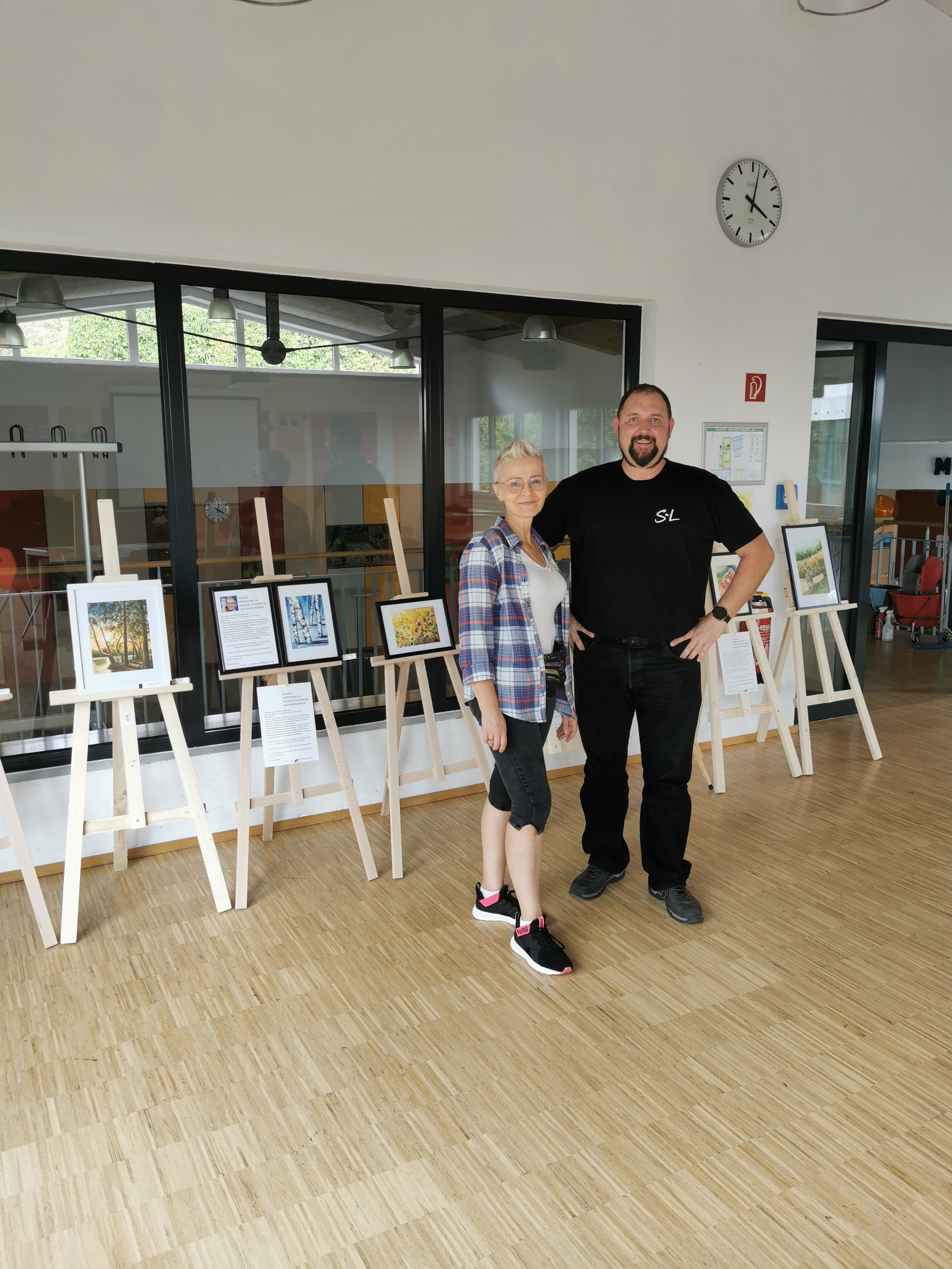 Kunstausstellung von Monika Bargieł in einer Schule.