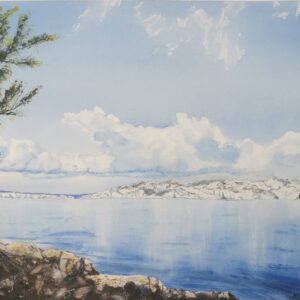 Aquarell „Kroatischer Atem“: ruhige Bucht in Kroatien mit Baum, Felsküste und Wolkenhimmel